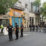 La Ciudad desalojó un conventillo ocupado en Constitución. Denuncias de robos y venta de drogas